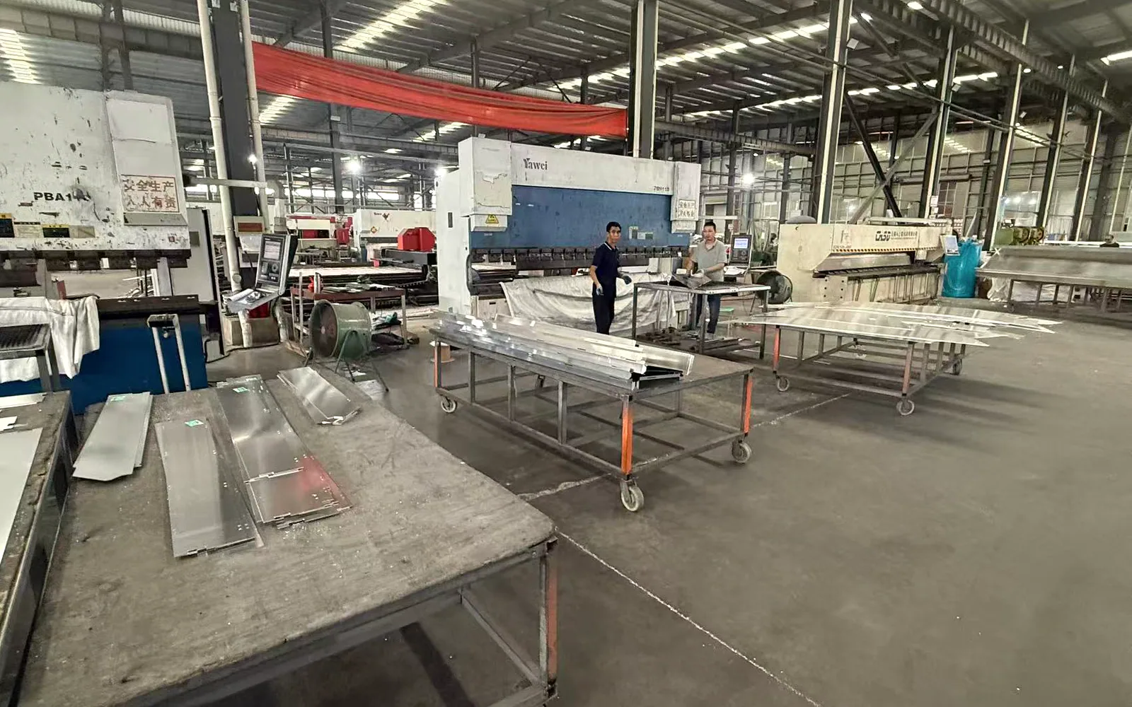 CNC bending machines and operators in the Yiding factory