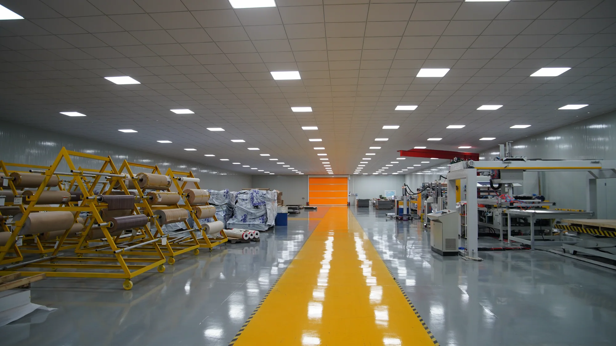 Professional view of the clean YIDING architectural aluminium finishing workshop